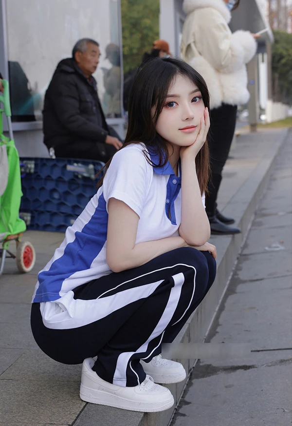 秀人女神豆瓣酱美丽校花公交站台大胆露出内部私购图